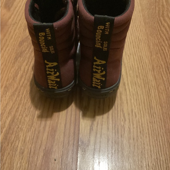 Women’s shoes high top size 7 brand Airwair wine color pre owned good condition - Picture 3 of 9